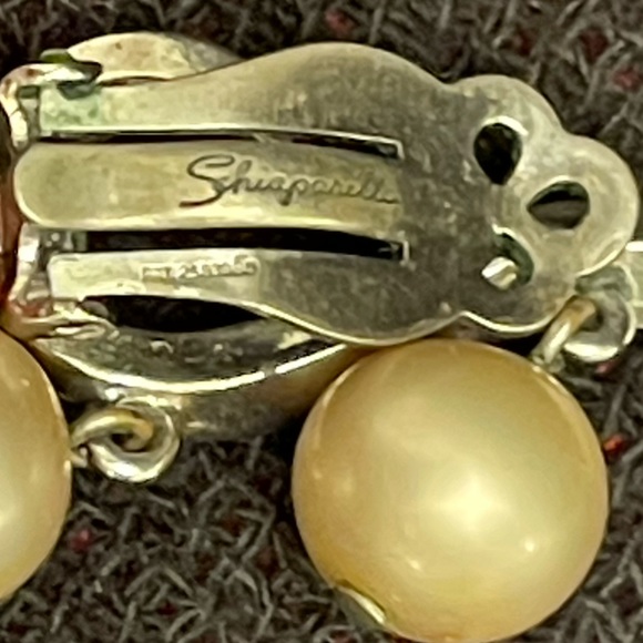 Schiaparelli SIGNED VTG. clip earrings rhodium plated, pearls & amber drop beads - Picture 6 of 13